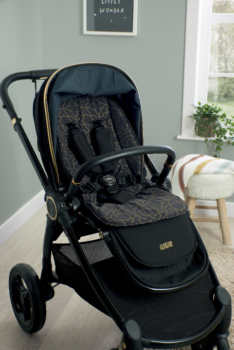 مجموعة مستلزمات أساسية أوكارو مع مقعد سيارة جوي آي-سبين 360 آي-سايز للأطفال الرضع أسود - 6 قطع image number 18